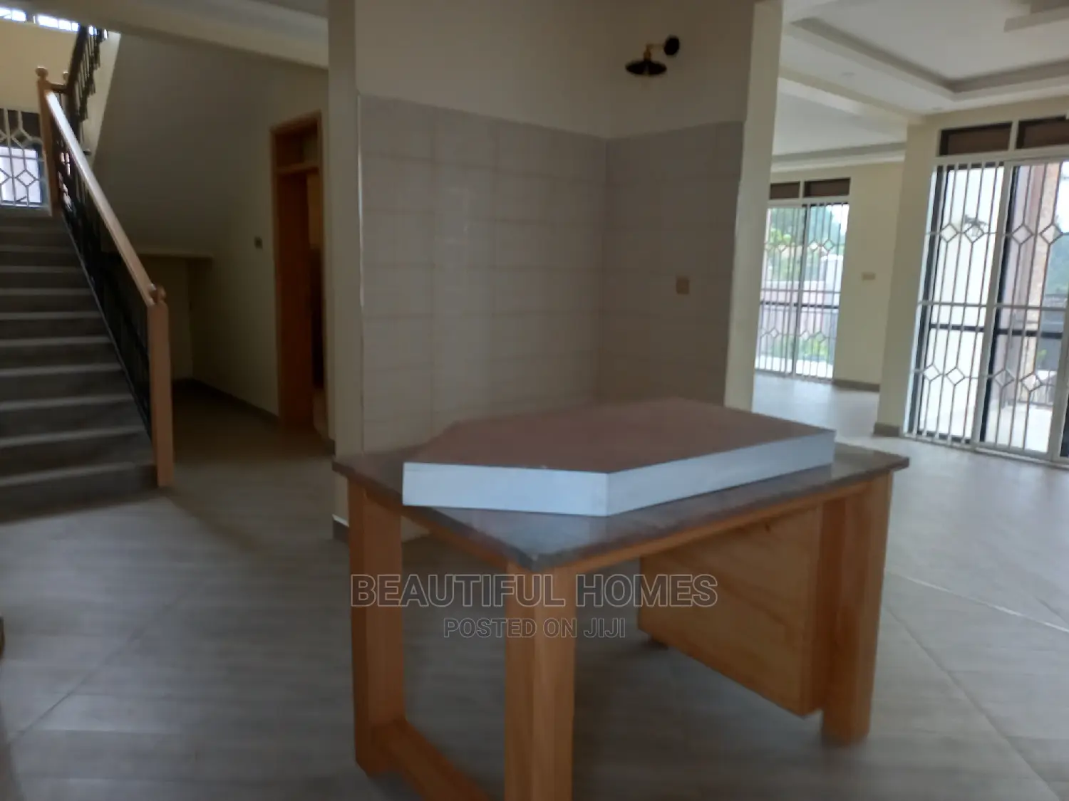 Furnished 5bdrm Mansion in Kira Tarmack for Sale in Kira