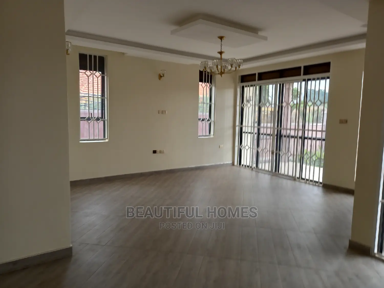 Furnished 5bdrm Mansion in Kira Tarmack for Sale in Kira