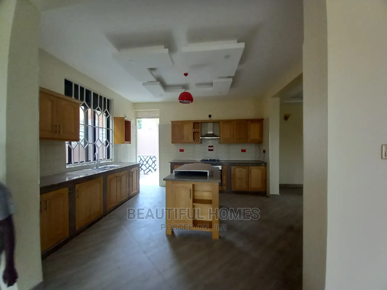 Furnished 5bdrm Mansion in Kira Tarmack for Sale in Kira