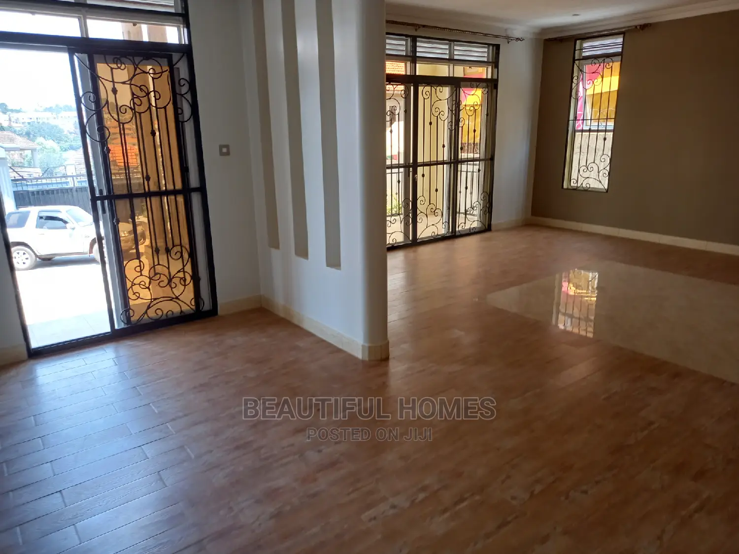 Furnished 6bdrm Mansion in Kira Tarmack for Sale in Kira