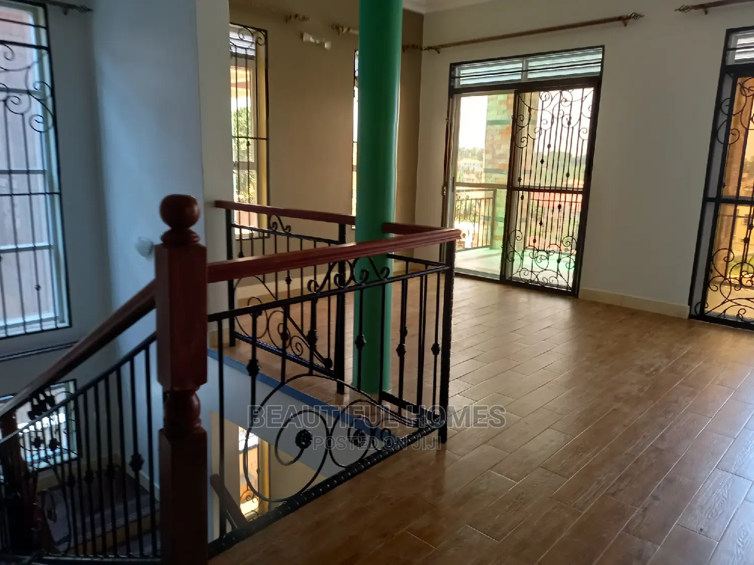 Furnished 6bdrm Mansion in Kira Tarmack for Sale in Kira