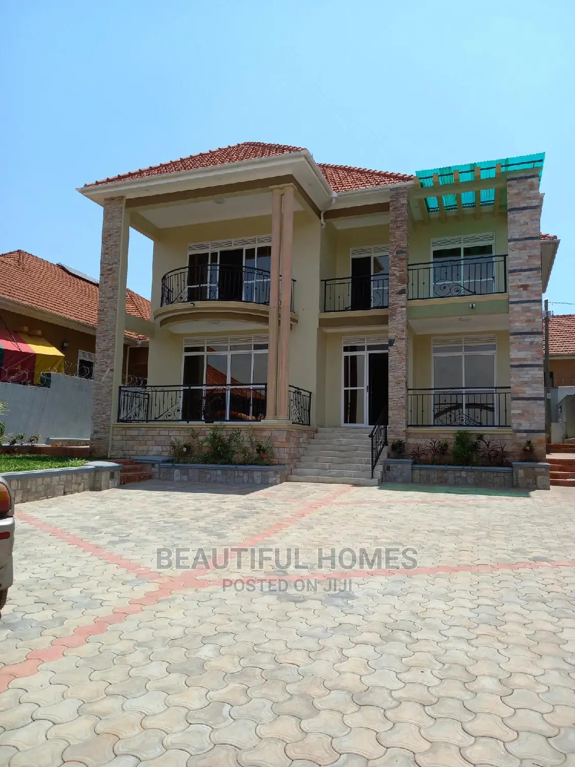 Furnished 6bdrm Mansion in Kira Tarmack for Sale in Kira