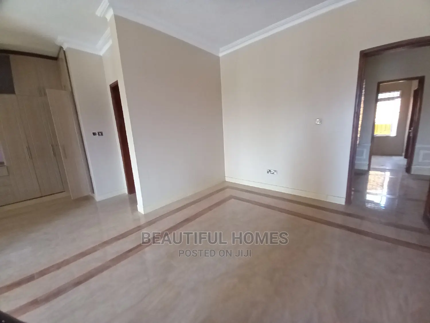 Furnished 6bdrm Mansion in Kira Tarmack for Sale in Kira