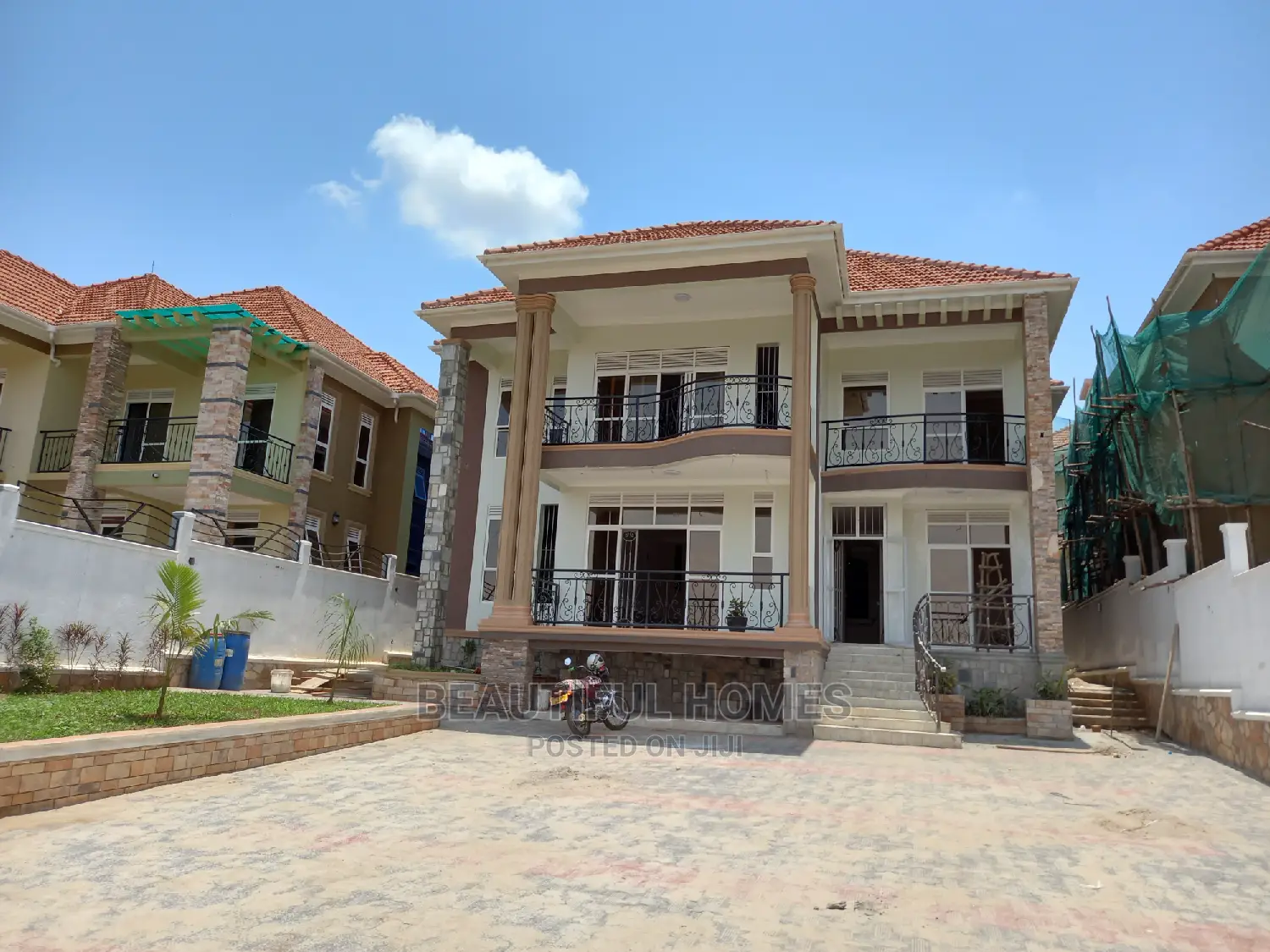 Furnished 6bdrm Mansion in Kira Tarmack for Sale in Kira