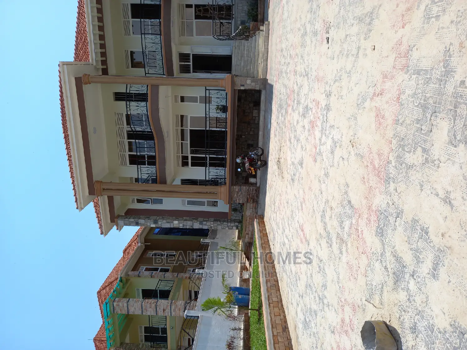 Furnished 6bdrm Mansion in Kira Tarmack for Sale in Kira