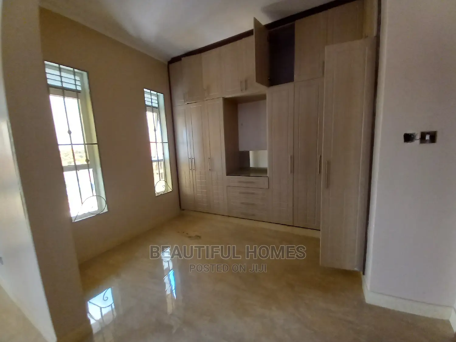 Furnished 6bdrm Mansion in Kira Tarmack for Sale in Kira