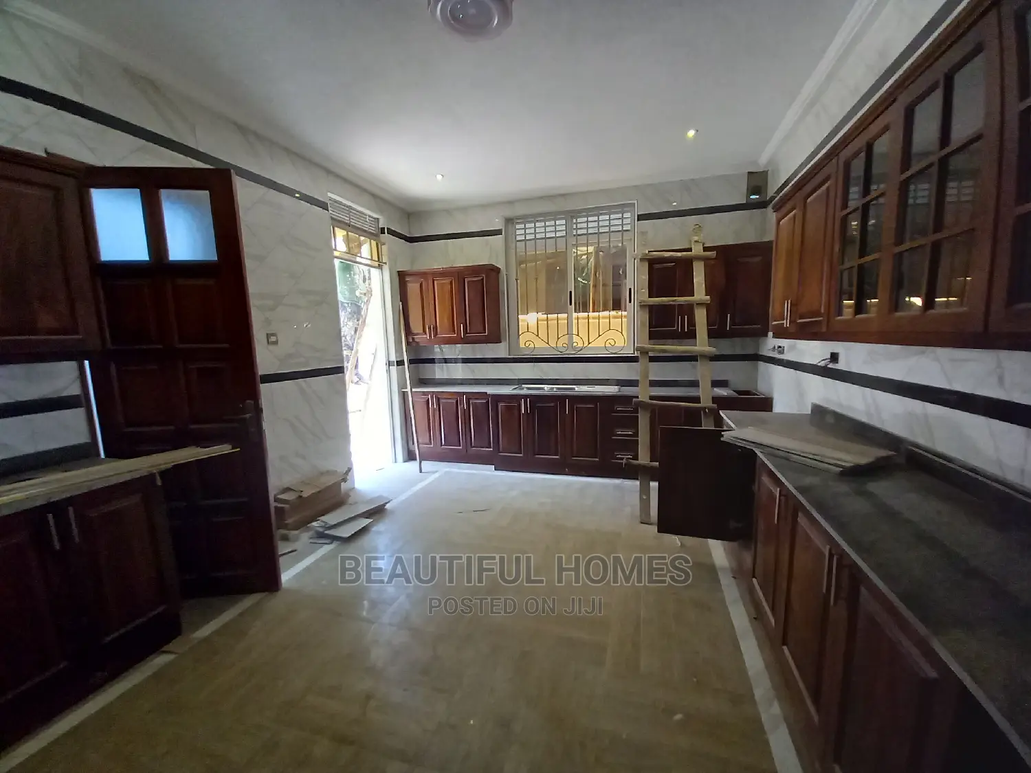 Furnished 6bdrm Mansion in Kira Tarmack for Sale in Kira