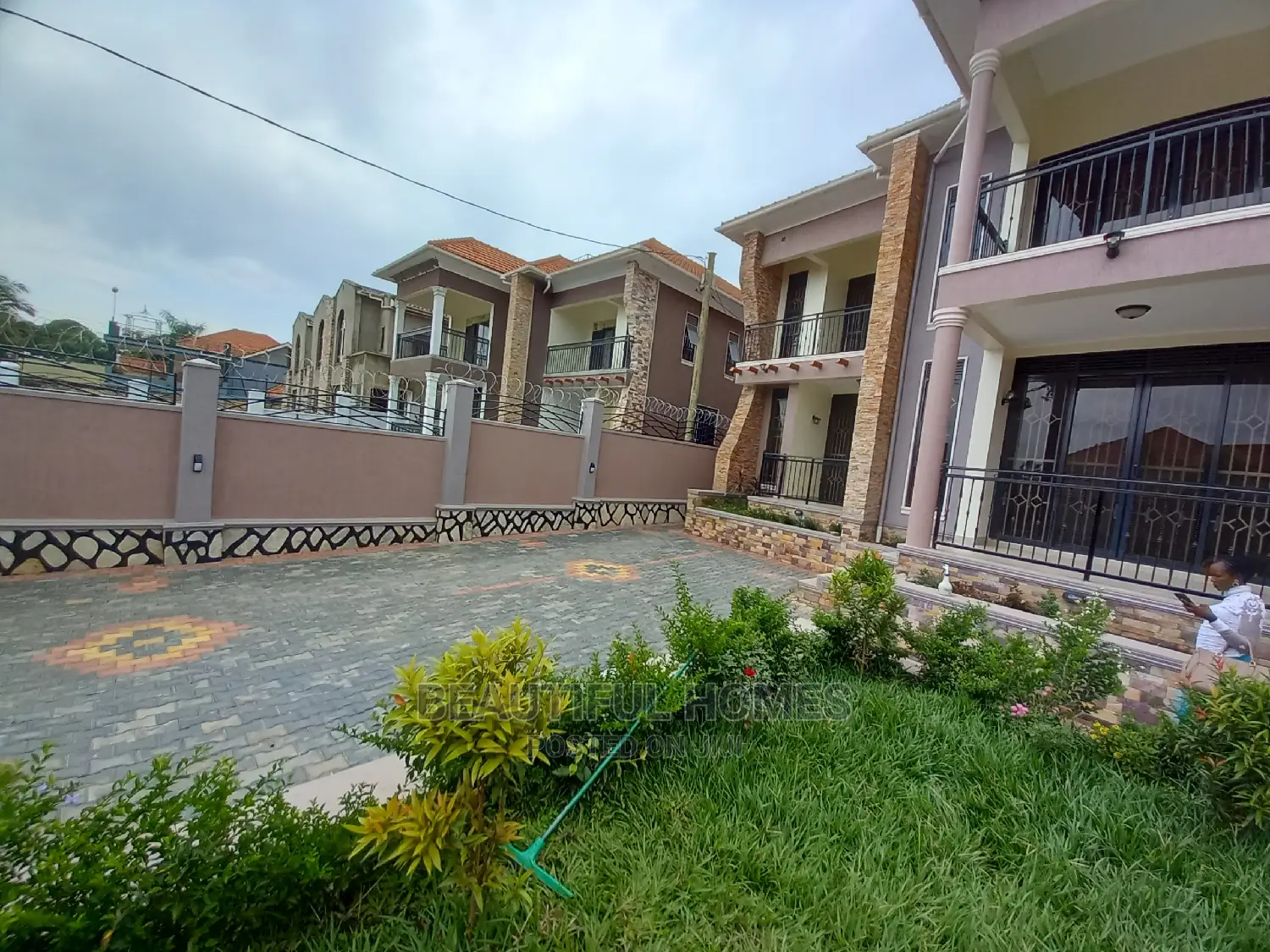 Furnished 5bdrm Mansion in Kira Tarmack for Sale in Kira