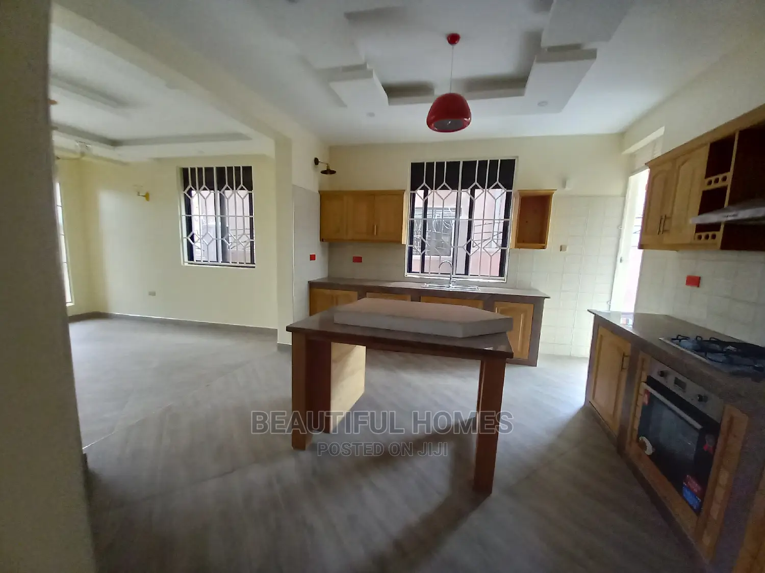 Furnished 5bdrm Mansion in Kira Tarmack for Sale in Kira