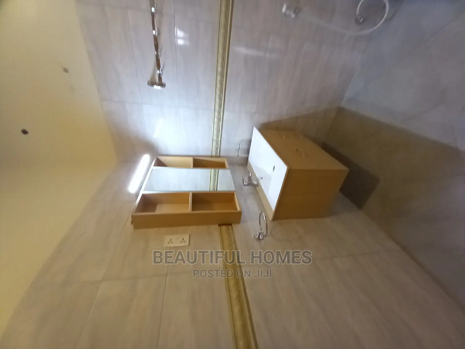 Furnished 5bdrm Mansion in Kira Tarmack for Sale in Kira
