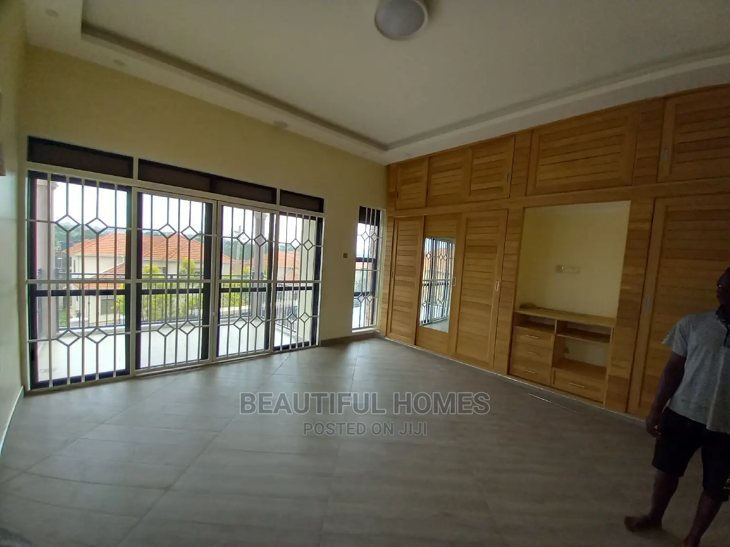 Furnished 5bdrm Mansion in Kira Tarmack for Sale in Kira