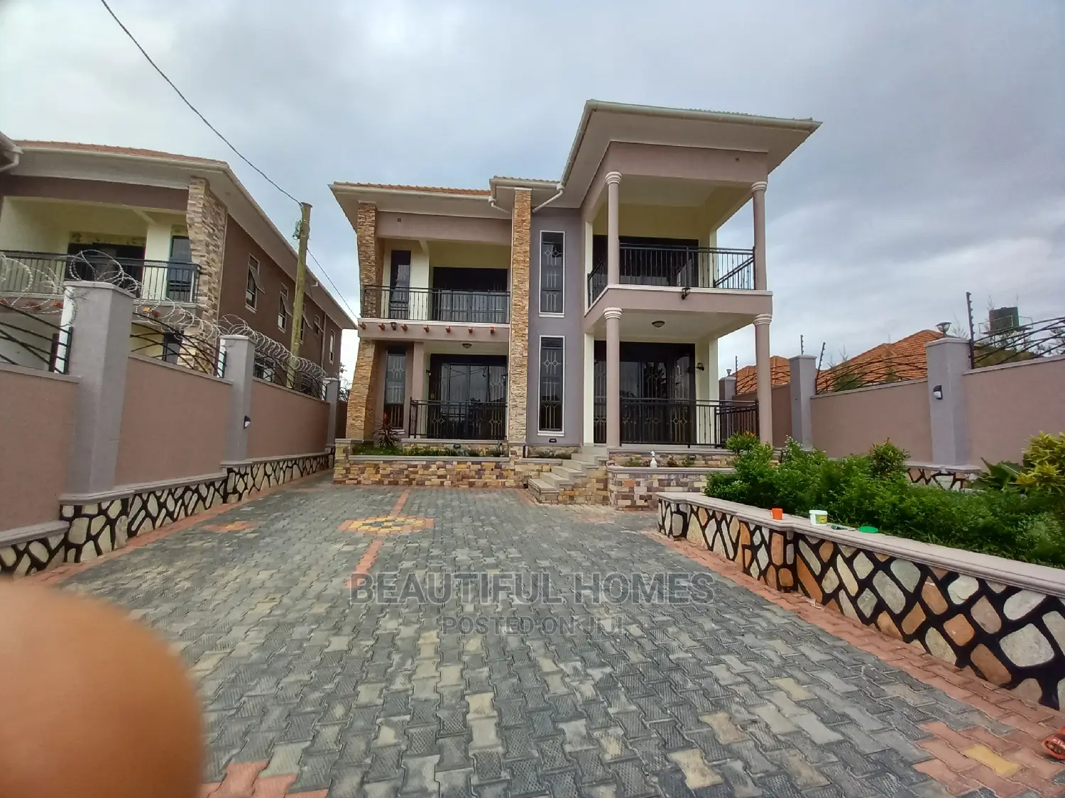 Furnished 5bdrm Mansion in Kira Tarmack for Sale in Kira