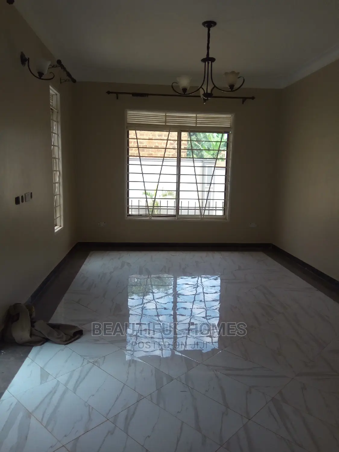 Furnished 4bdrm Villa in Kira Tarmack for Sale in Kira