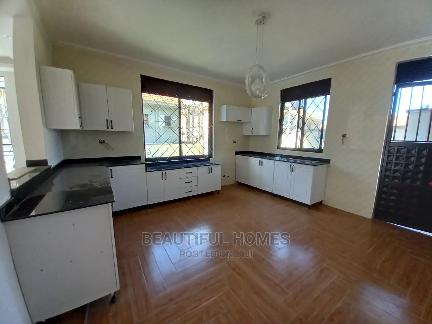 Furnished 6bdrm Mansion in Kira Tarmack for Sale in Kira