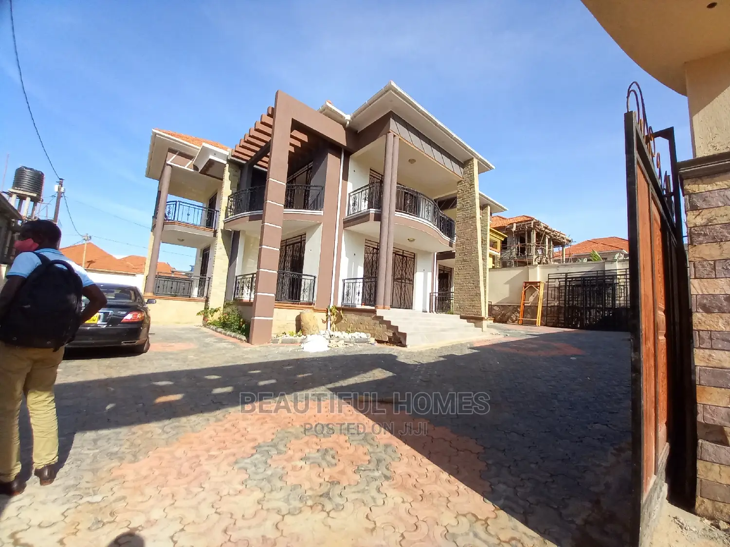 Furnished 6bdrm Mansion in Kira Tarmack for Sale in Kira