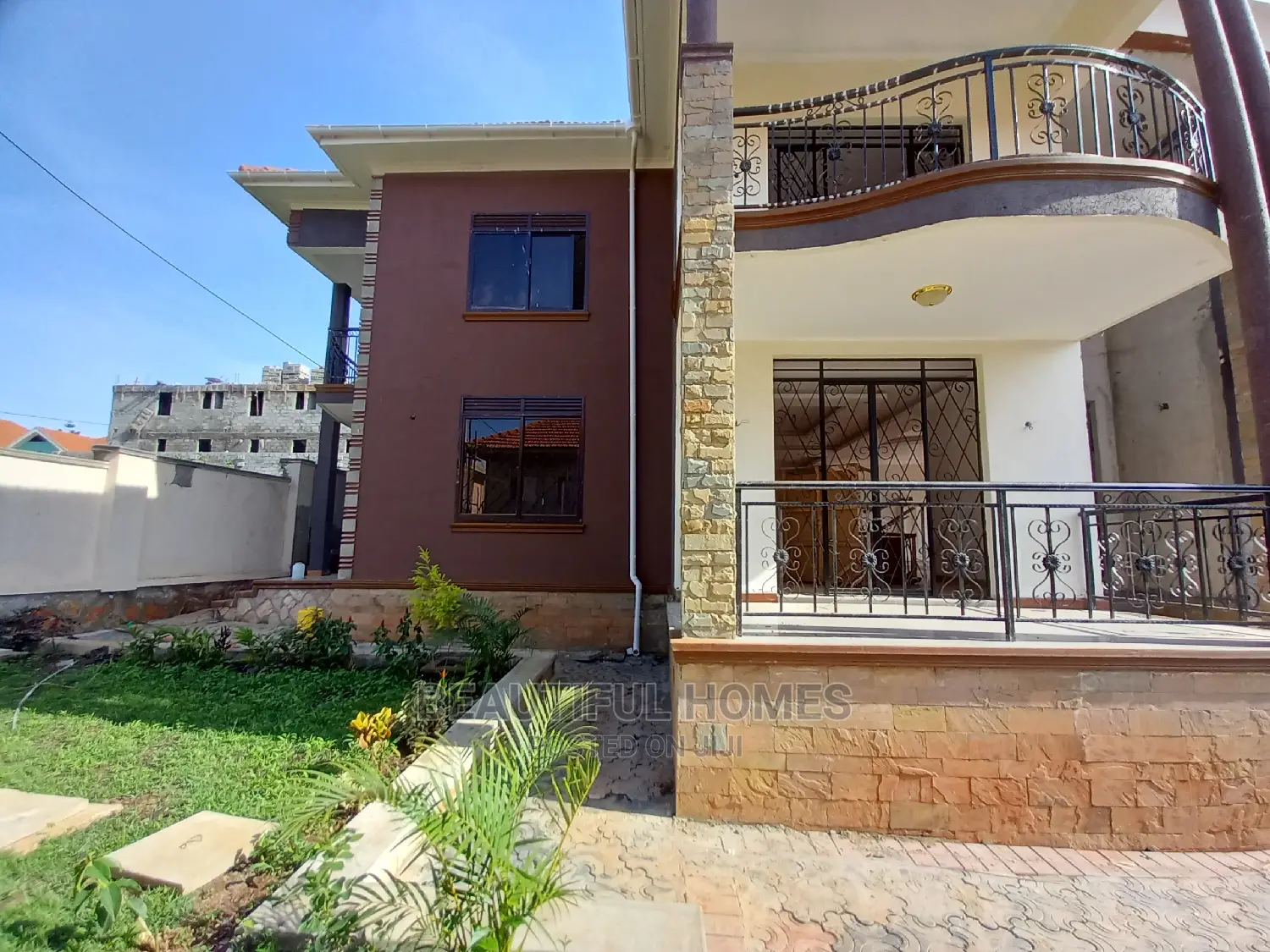 Furnished 6bdrm Mansion in Kira Tarmack for Sale in Kira