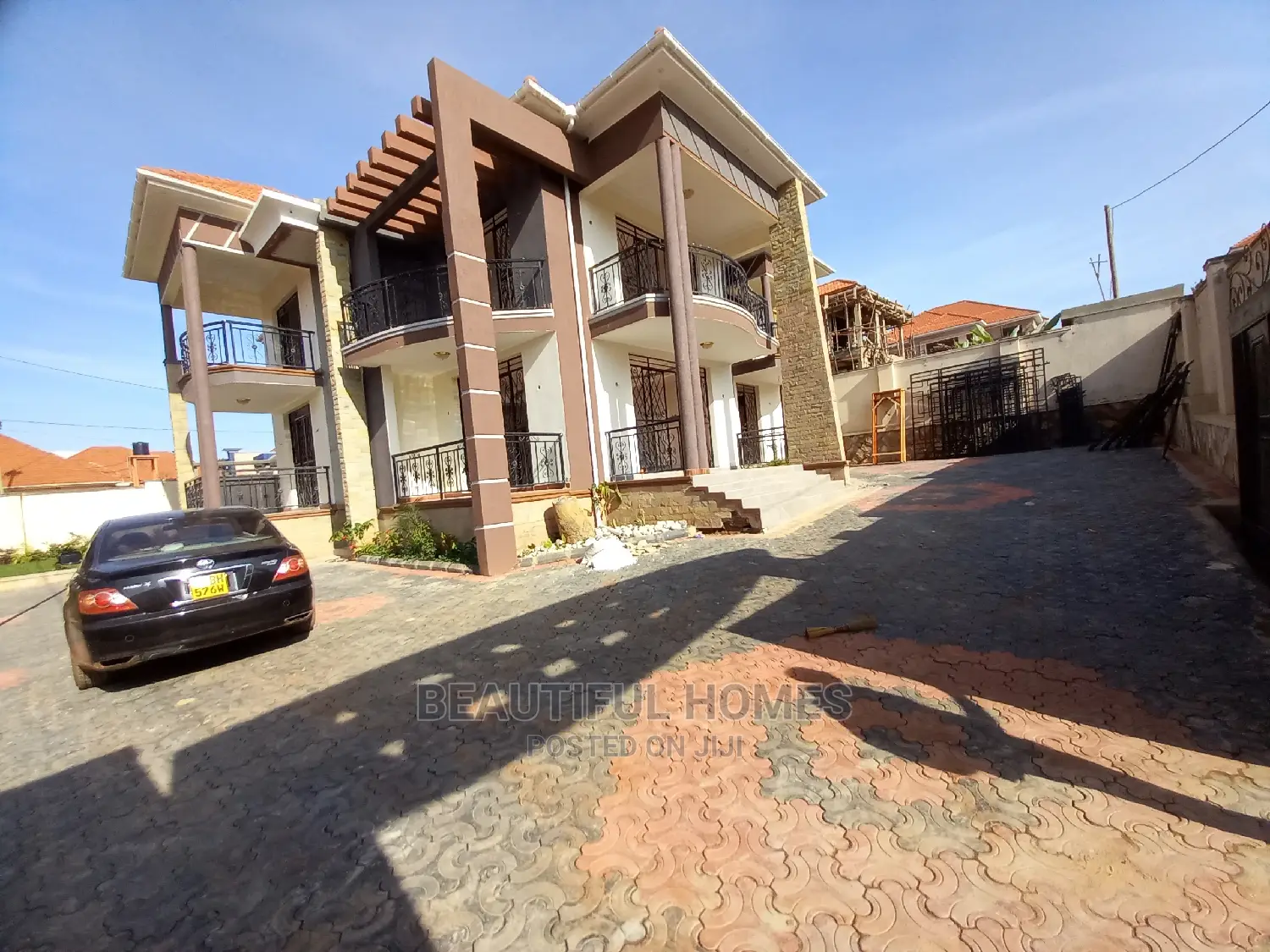 Furnished 6bdrm Mansion in Kira Tarmack for Sale in Kira