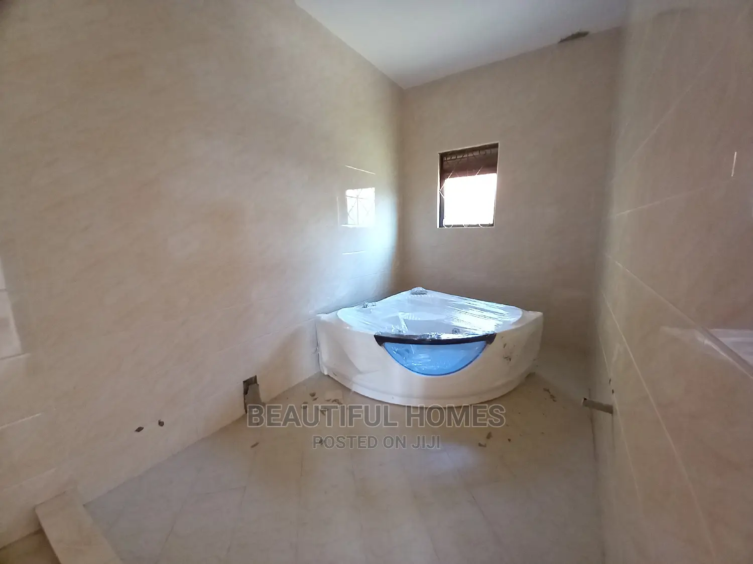 Furnished 6bdrm Mansion in Kira Tarmack for Sale in Kira
