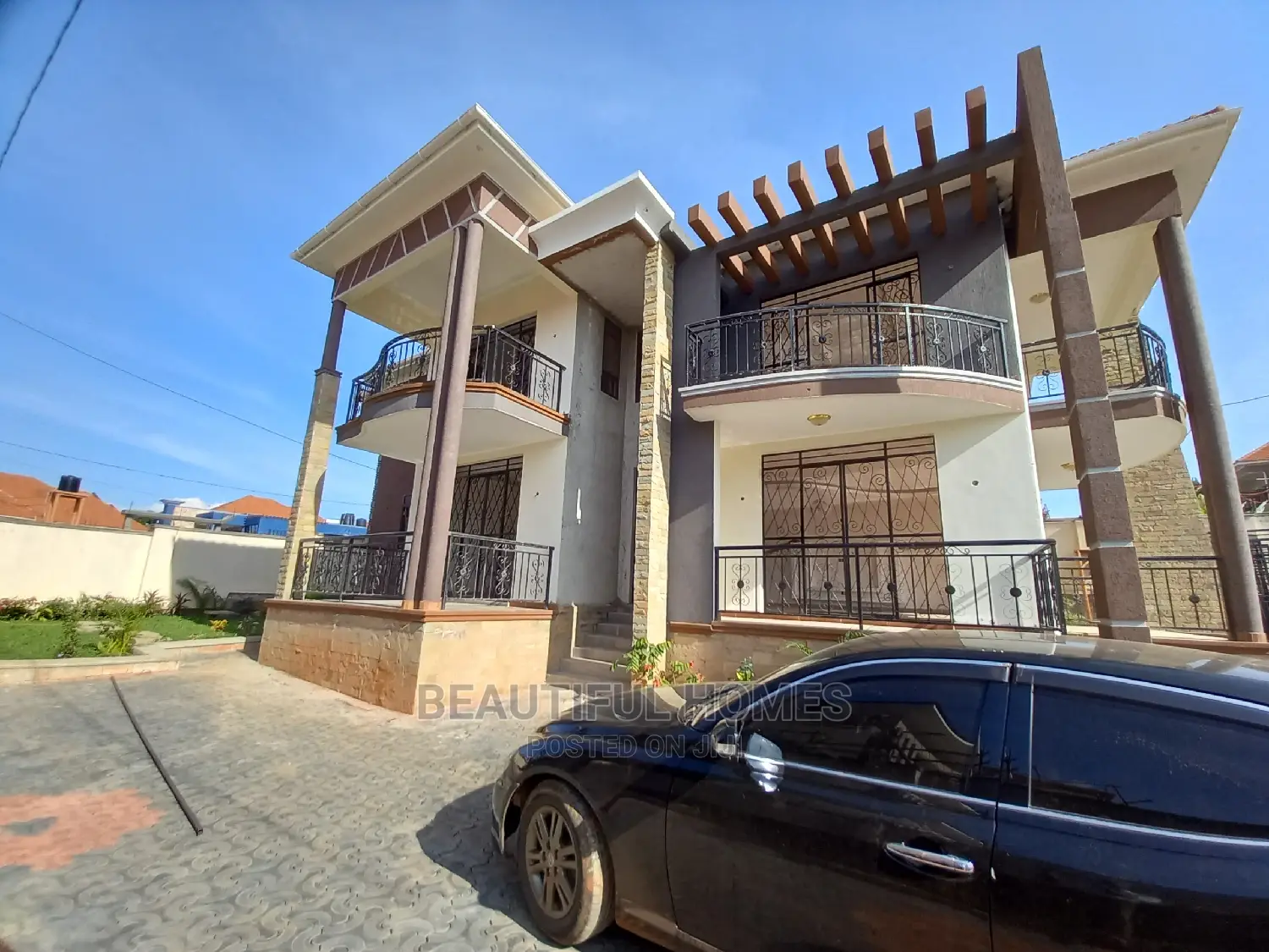 Furnished 6bdrm Mansion in Kira Tarmack for Sale in Kira