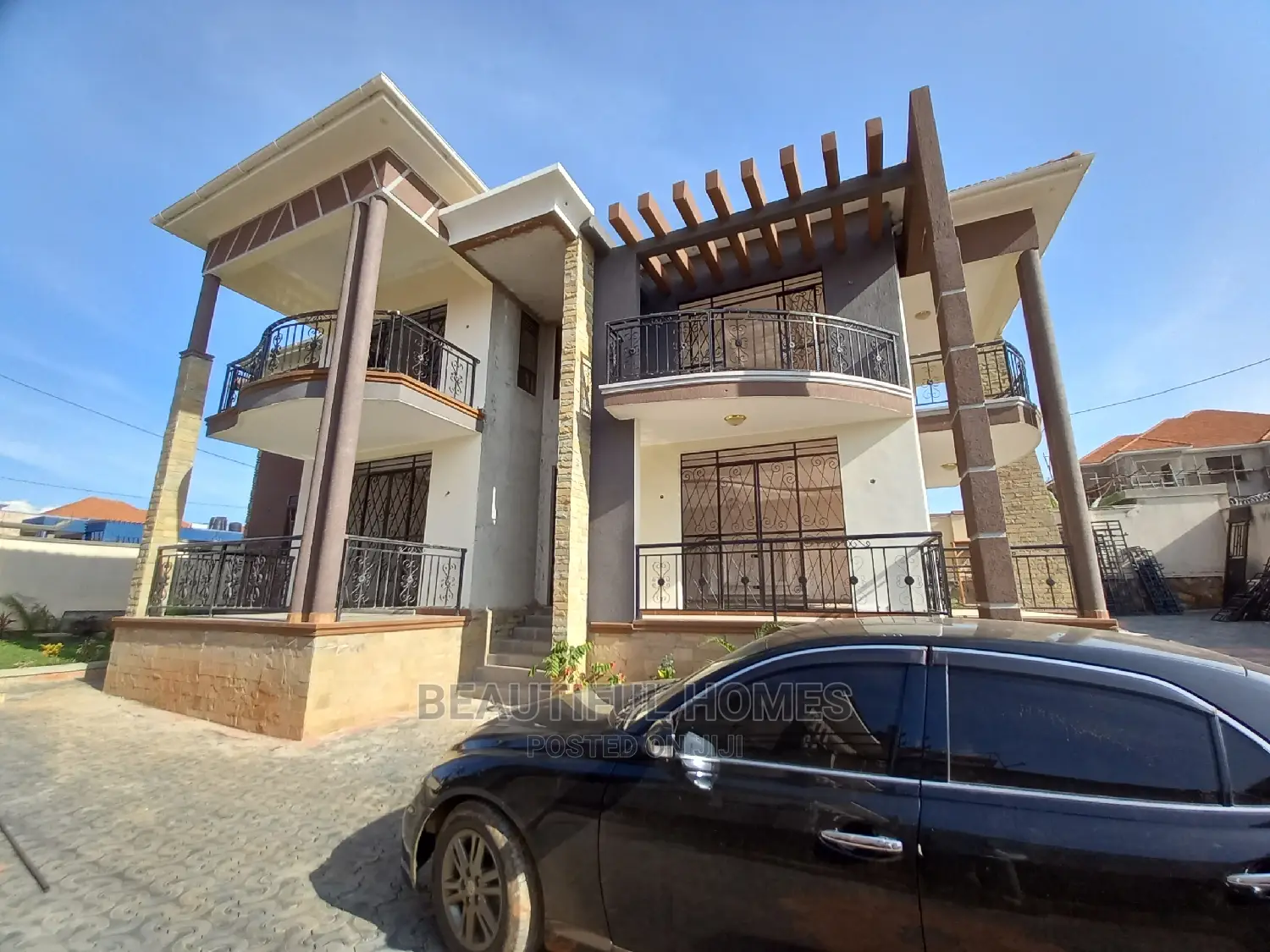 Furnished 6bdrm Mansion in Kira Tarmack for Sale in Kira