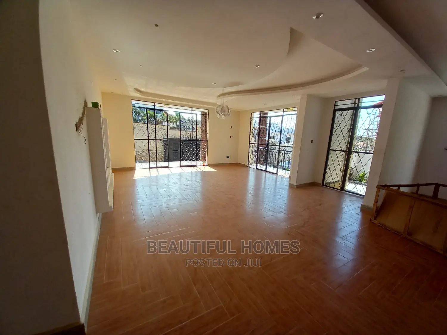 Furnished 6bdrm Mansion in Kira Tarmack for Sale in Kira