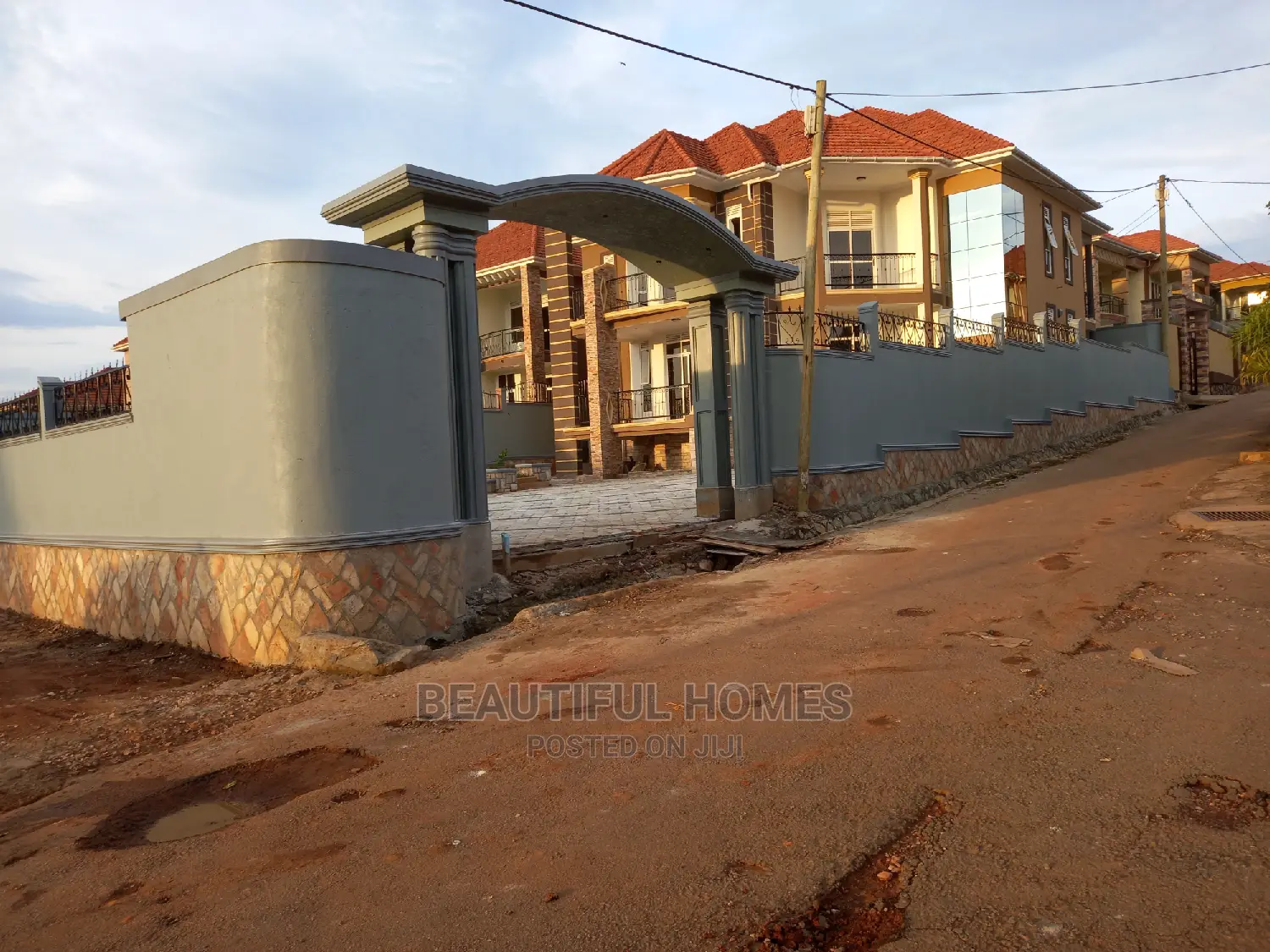Furnished 6bdrm Mansion in Kira Tarmack for Sale in Kira