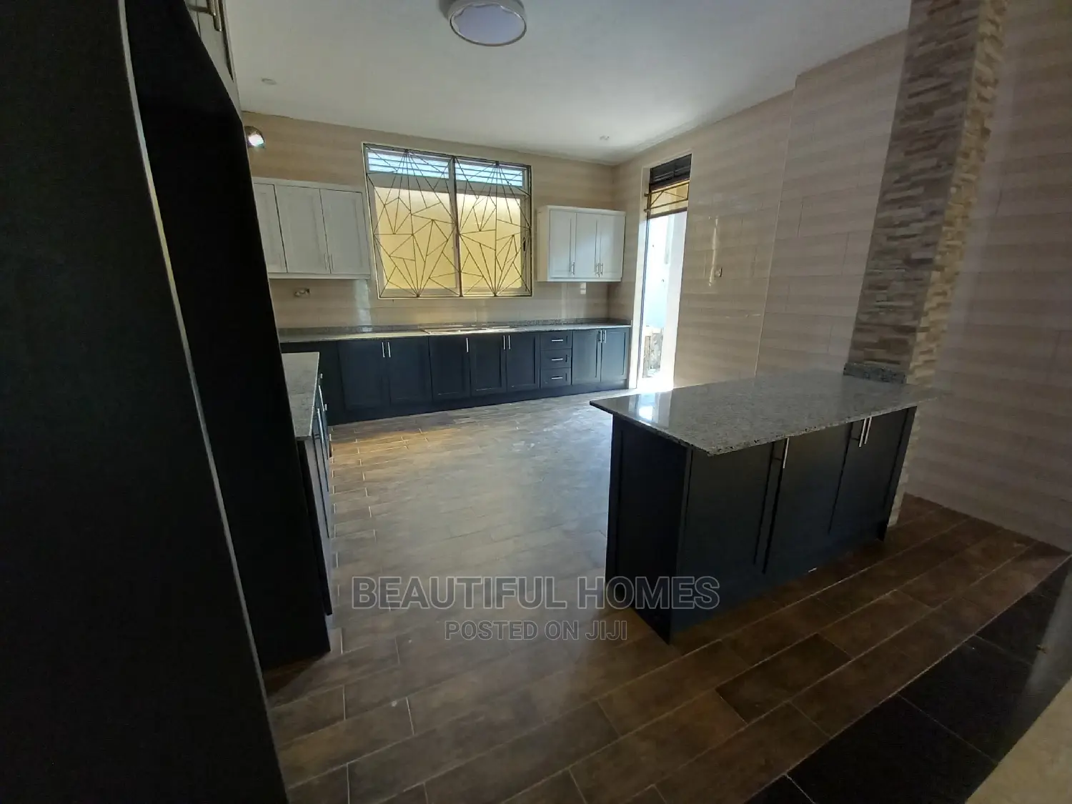 Furnished 6bdrm Mansion in Kira Tarmack for Sale in Kira
