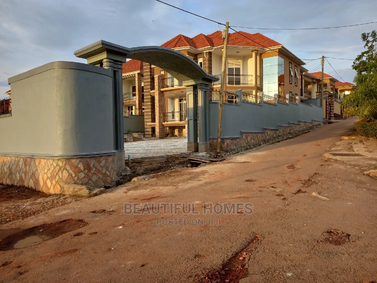 Furnished 6bdrm Mansion in Kira Tarmack for Sale in Kira