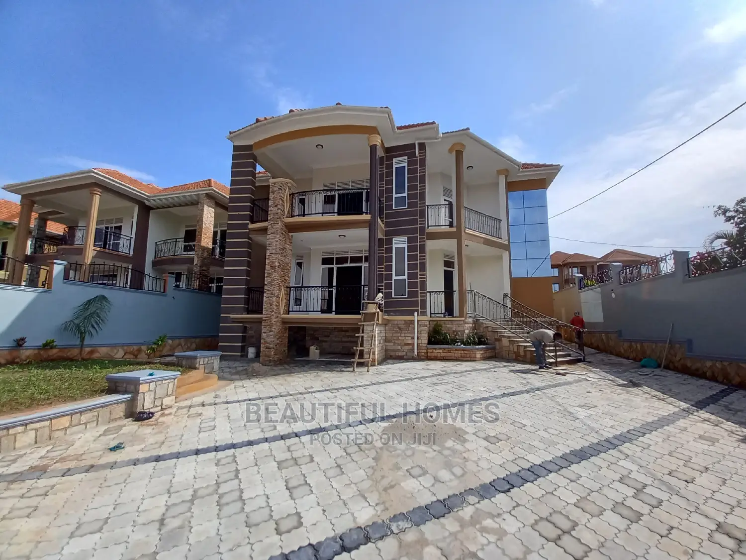 Furnished 6bdrm Mansion in Kira Tarmack for Sale in Kira
