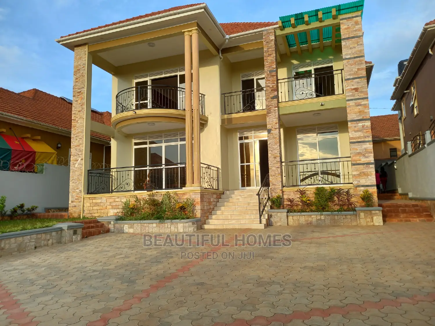 Furnished 6bdrm Mansion in Kira Tarmack for Sale in Kira