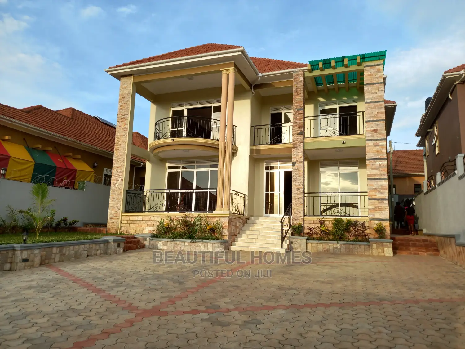 Furnished 6bdrm Mansion in Kira Tarmack for Sale in Kira