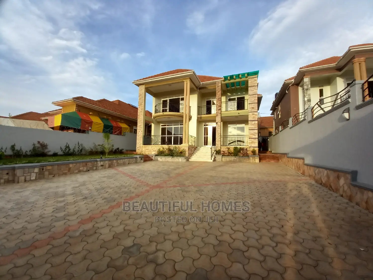 Furnished 6bdrm Mansion in Kira Tarmack for Sale in Kira