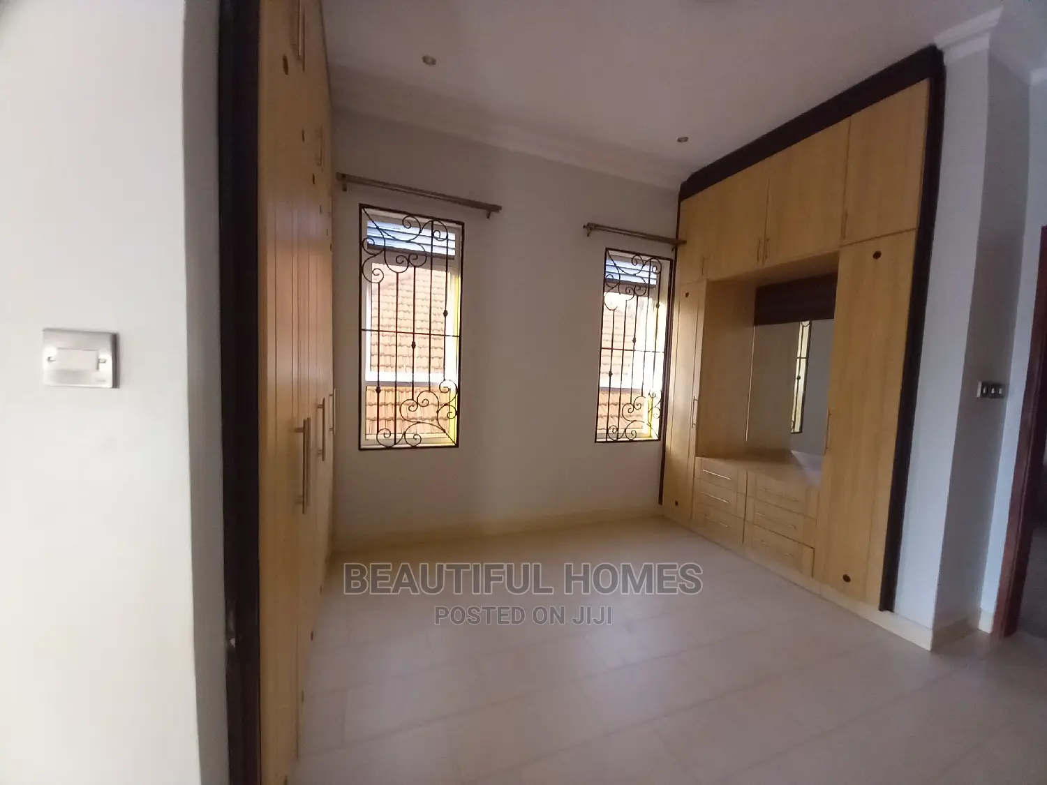 Furnished 6bdrm Mansion in Kira Tarmack for Sale in Kira
