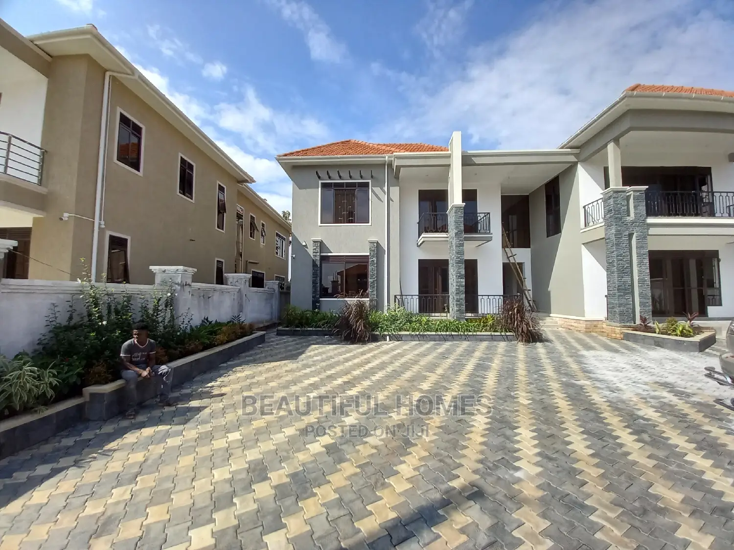 Furnished 6bdrm Mansion in Kira Corporate for Sale in Kira