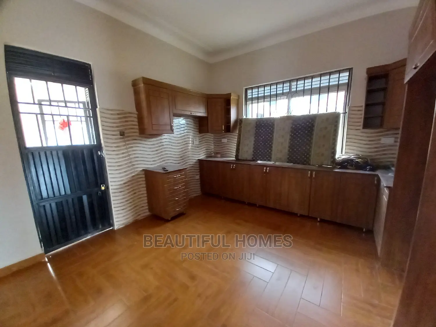 Furnished 4bdrm House in Tarmack, Kira for Sale in Kira