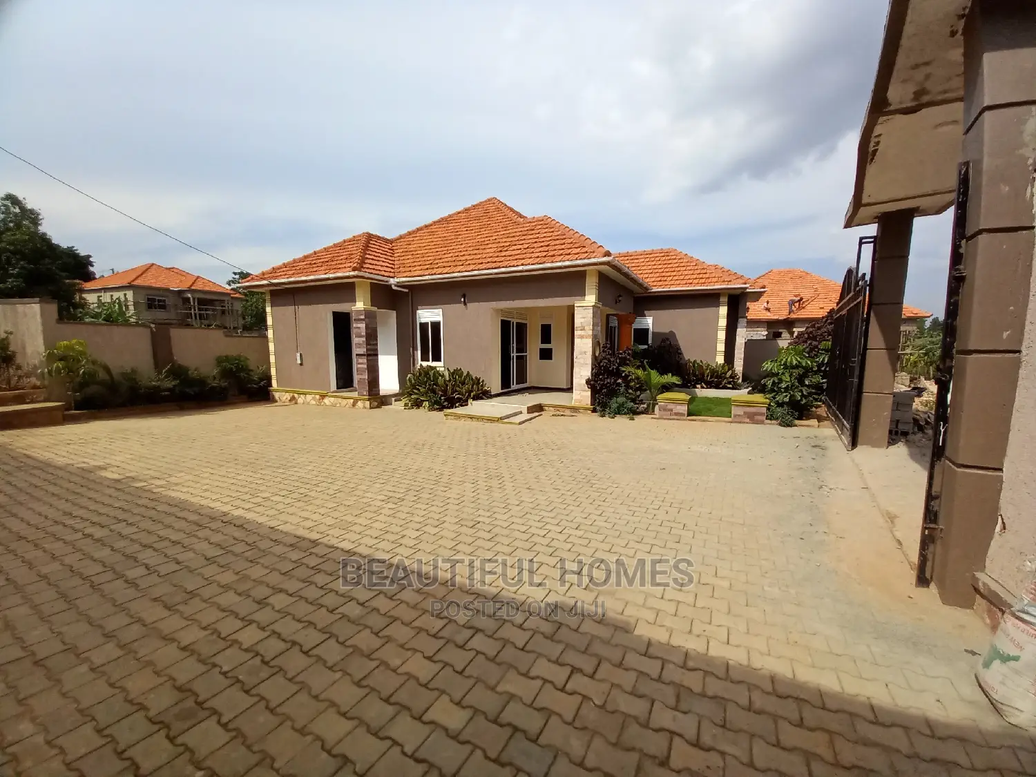 Furnished 4bdrm House in Gated Estate Tarmack, Kira for Sale in Kira
