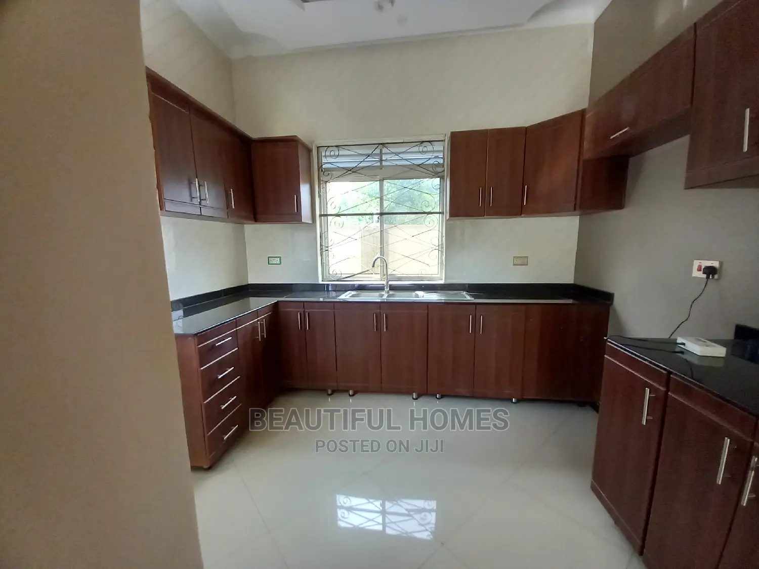 Furnished 4bdrm House in Gated Estate Tarmack, Kira for Sale in Kira