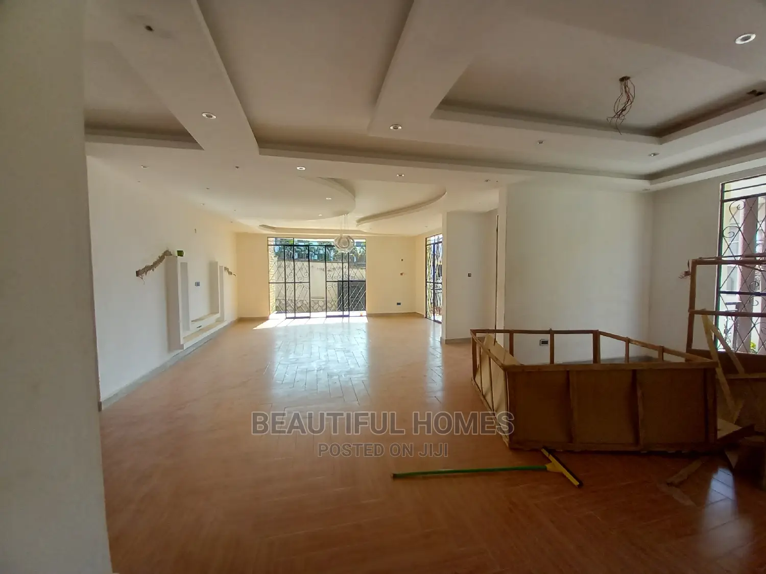 Furnished 6bdrm Mansion in Tarmacked, Kira for Sale in Kira