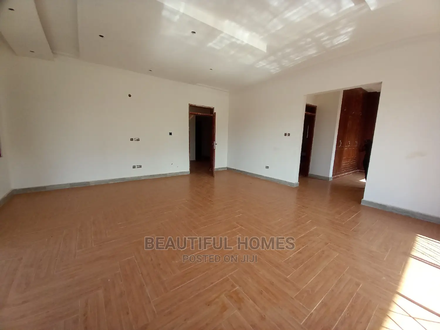 Furnished 6bdrm Mansion in Tarmacked, Kira for Sale in Kira