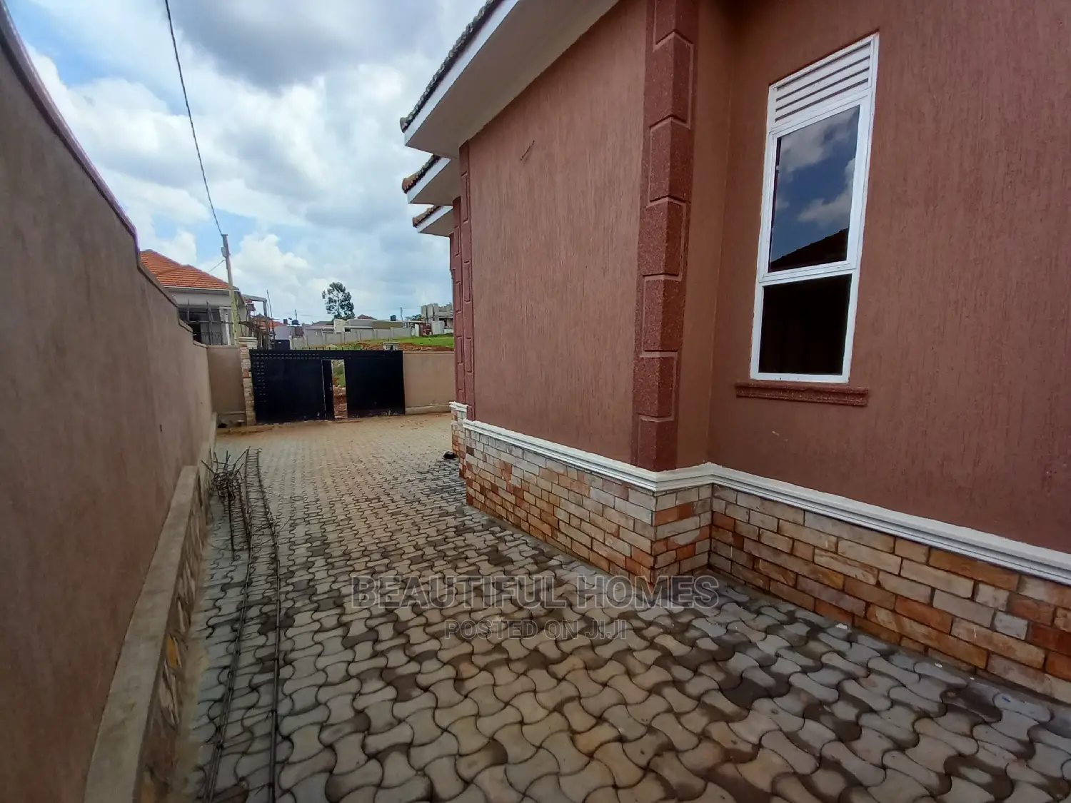Furnished 4bdrm Bungalow in Gated Tarmack, Kira for Sale in Kira