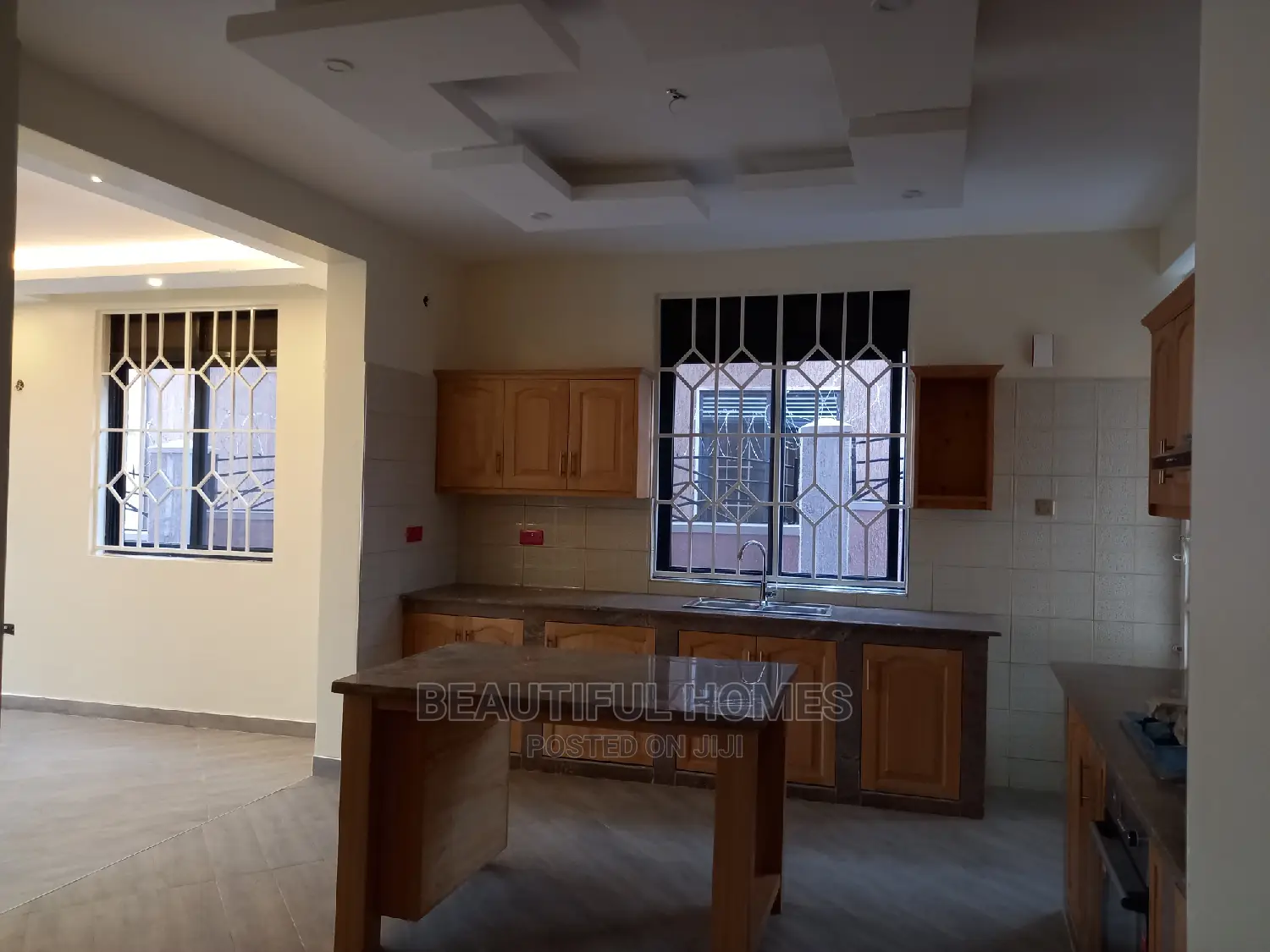 Furnished 5bdrm Mansion in Tarmack Access, Kira for Sale in Kira