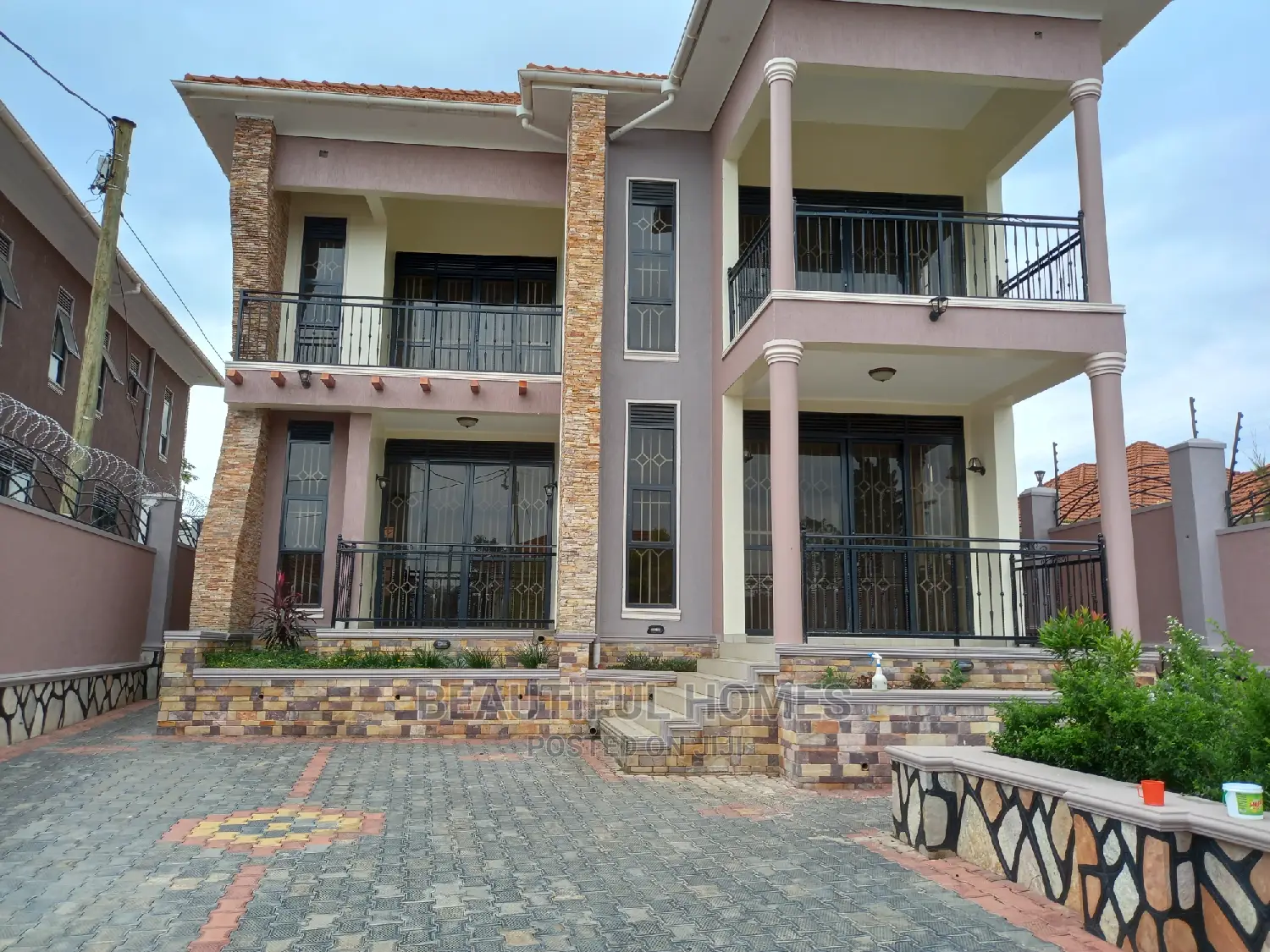 Furnished 5bdrm Mansion in Tarmack Access, Kira for Sale in Kira