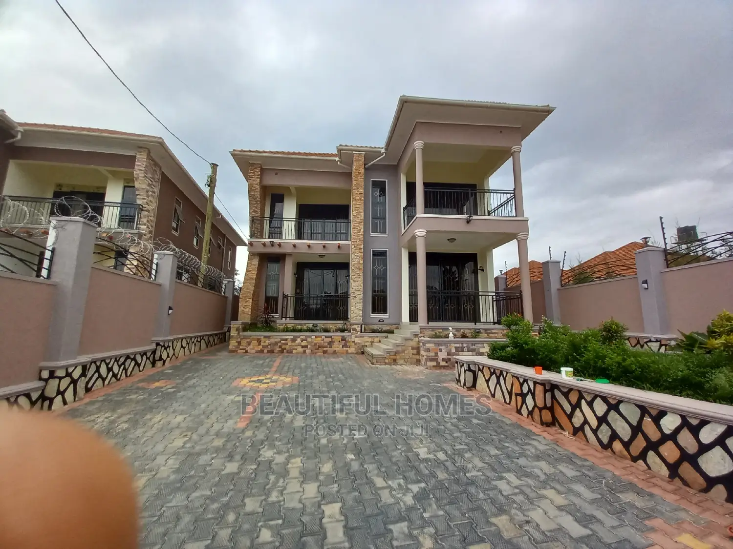 Furnished 5bdrm Mansion in Tarmack Access, Kira for Sale in Kira