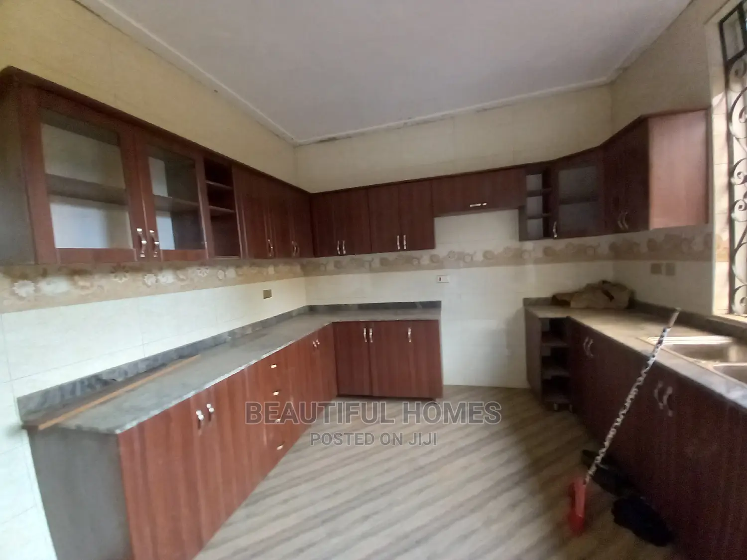 Furnished 4bdrm House in Kira Tarmack for Sale in Kira