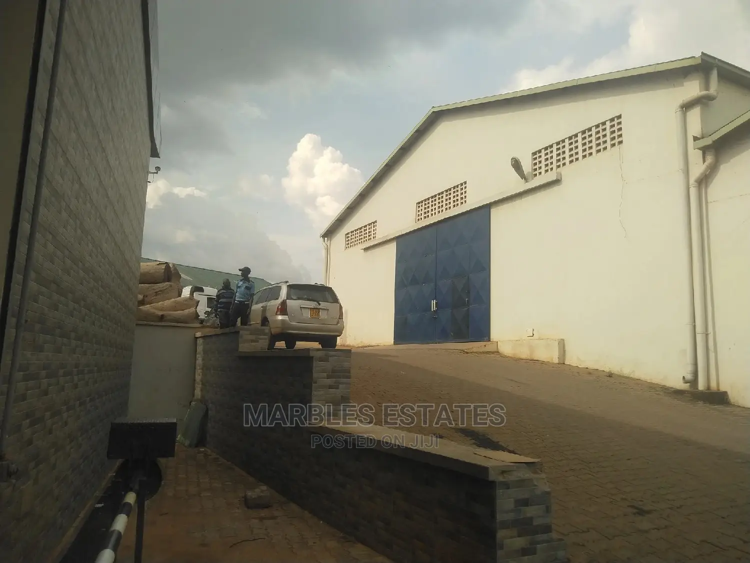 Warehouse for Rent Industrial Area 750 Square Meters in Central Division