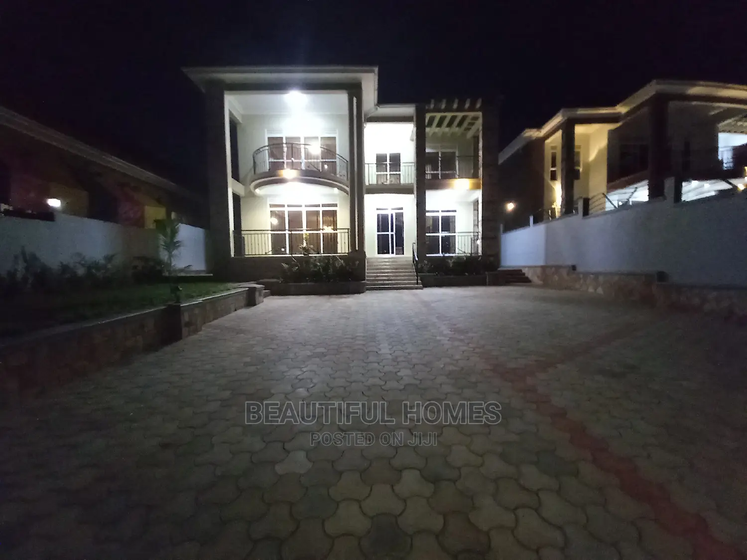 Furnished 7bdrm Mansion in Kira Tarmack for Sale in Kira