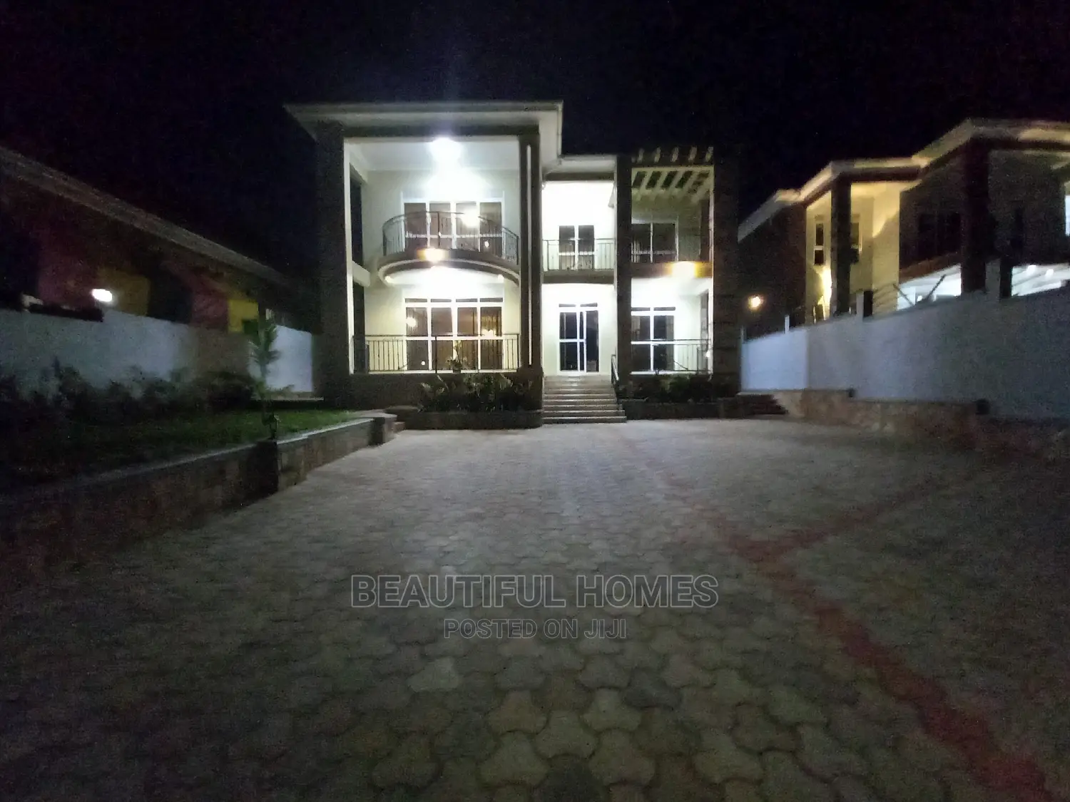 Furnished 7bdrm Mansion in Kira Tarmack for Sale in Kira