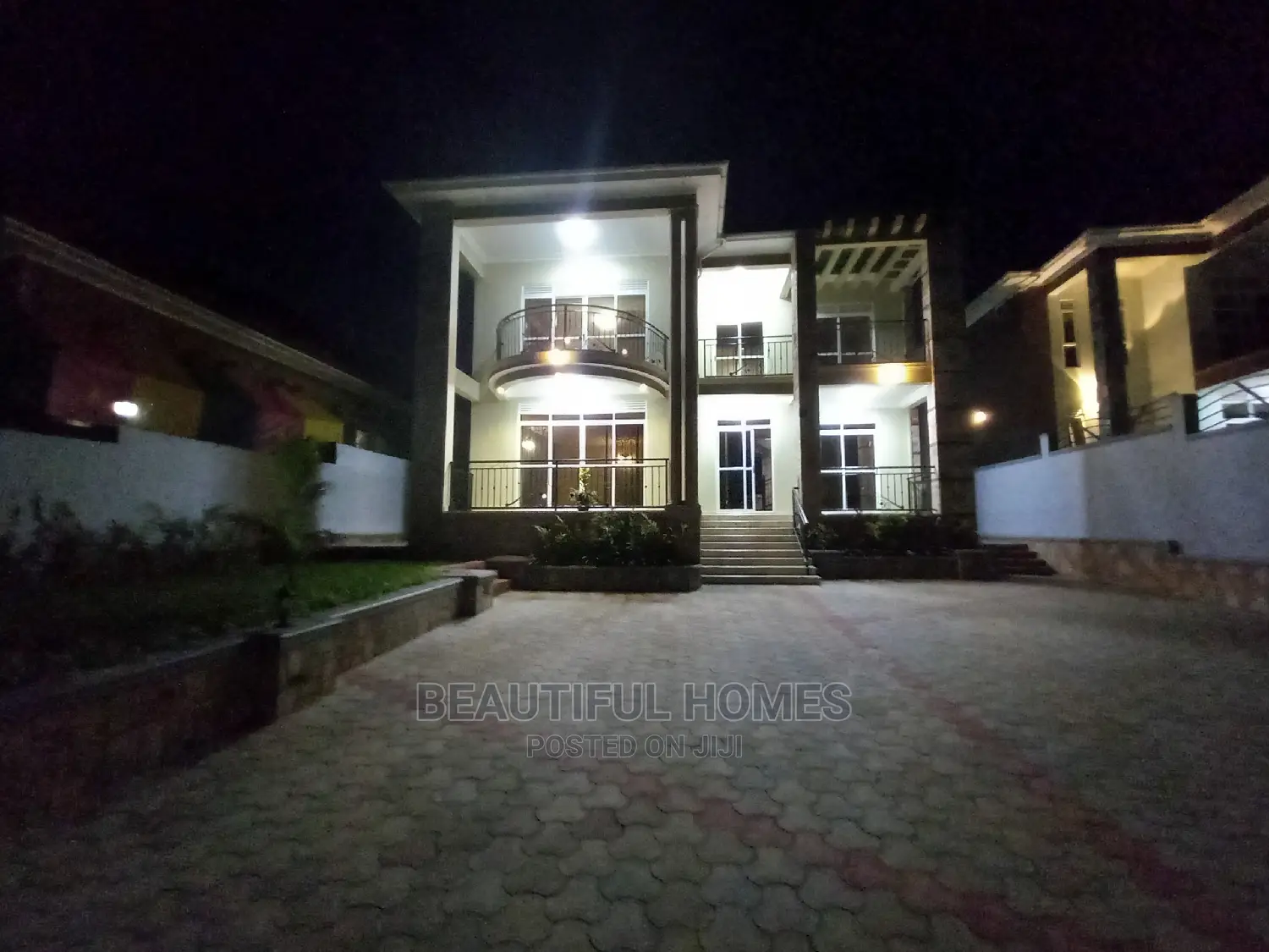 Furnished 7bdrm Mansion in Kira Tarmack for Sale in Kira