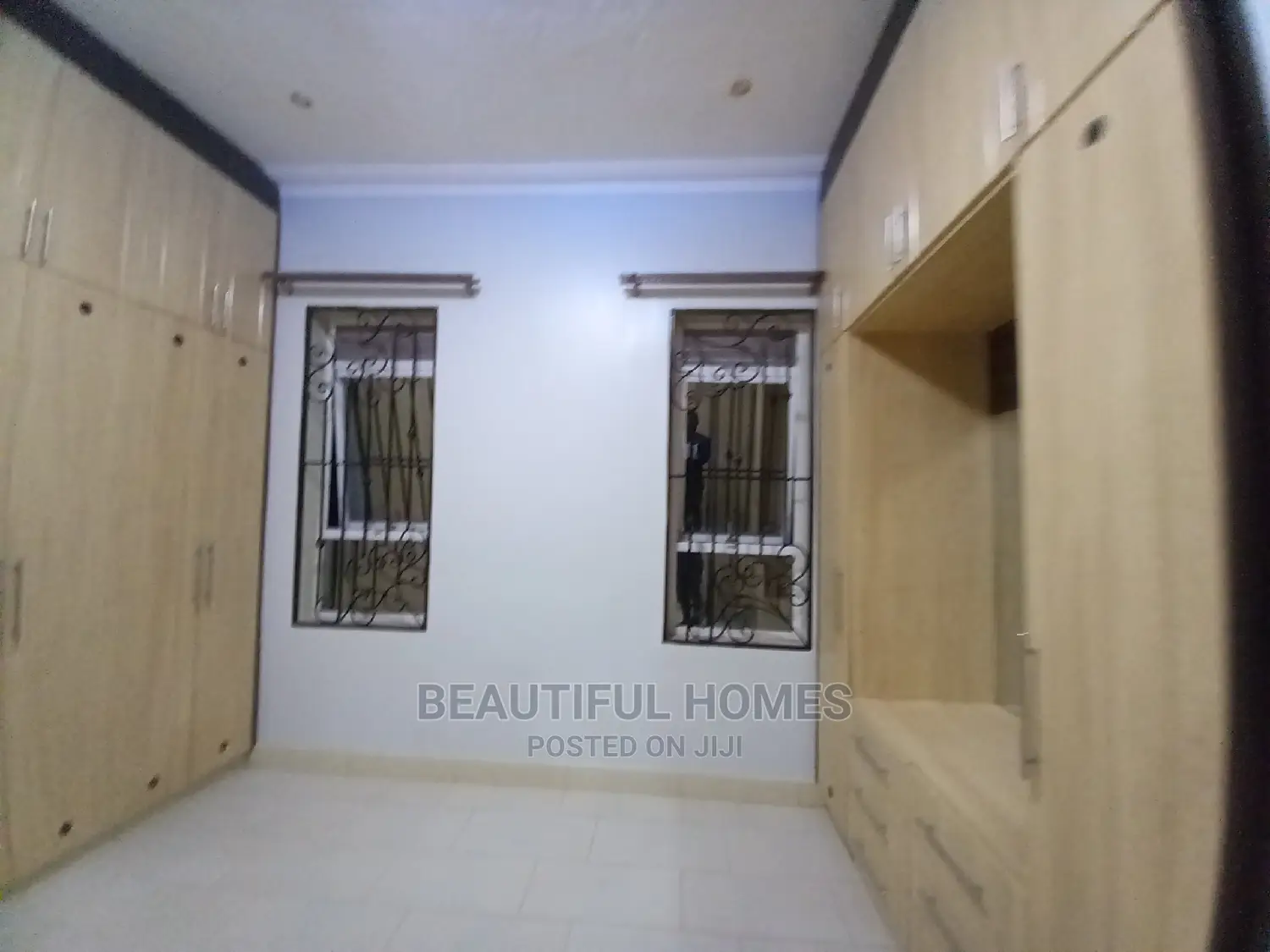 Furnished 7bdrm Mansion in Kira Tarmack for Sale in Kira