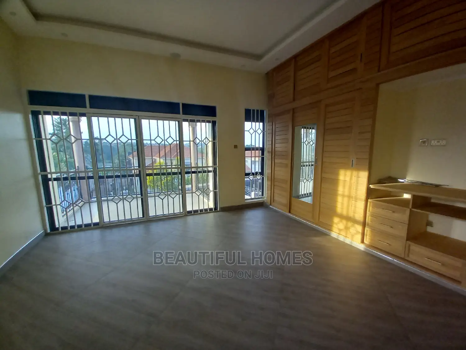 Furnished 5bdrm Mansion in Tarmacked Area, Kira for Sale in Kira